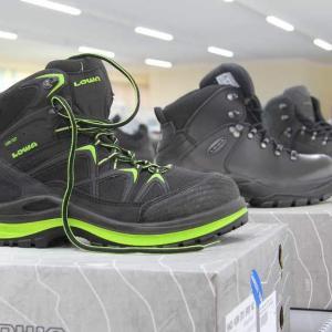 Schuster-Arbeitsschutz-Fachmarkthalle-Schuhe-Lowa