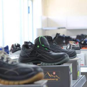 Schuster-Arbeitsschutz-Fachmarkthalle-Schuhe-Remisberg